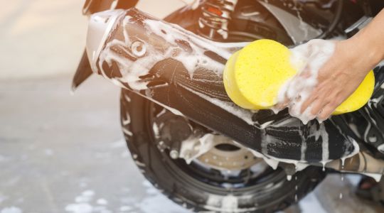 Cómo Limpiar una Moto: Guía Completa para Mantener tu Motocicleta Impecable